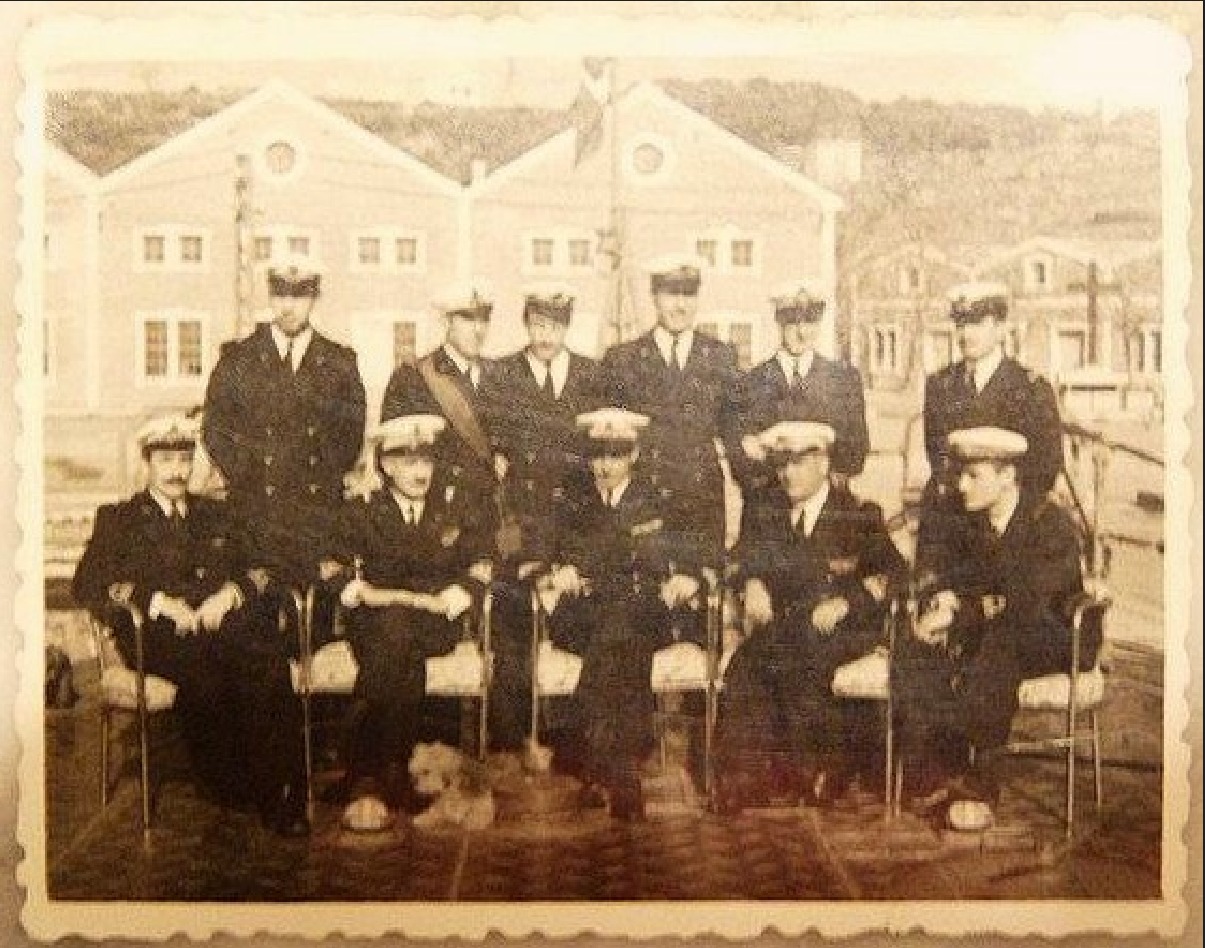 Anno 1944. Ufficiali delle navi internati a Port Mahón, a bordo della Attilio Regolo 